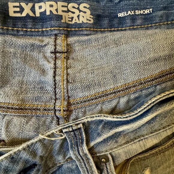 Express Jeans Relax Short Women’s Denim Shorts Size 10 Distressed Cuffed - Picture 4 of 4
